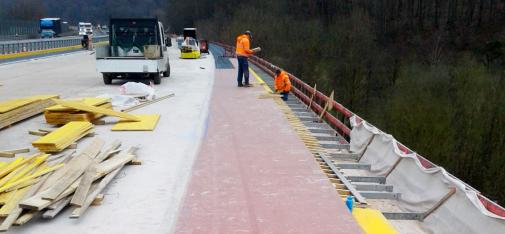 Aufgrund von Temperaturen von 2 bis 3 °C und einer hohen Luftfeuchtigkeit während der Instandsetzung wurde für die Erneuerung der Abdichtung der Brücke das neue SpezialPolyurethan-Harz MC-DUR LF 680 eingesetzt.
