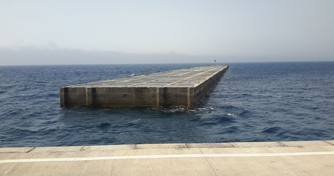 Blick auf die hochhaushohe Produktionsanlage der Schwimmkästen am Hafen Los Marmoles in Arrecife auf Lanzarote. 